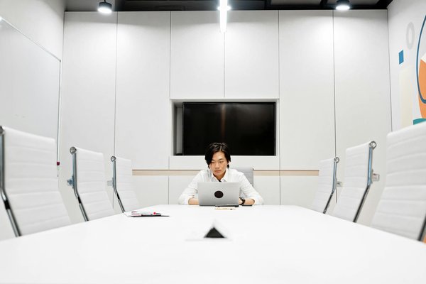 Thriving in the virtual era: essential strategies for uk event planning firms to succeed in online conferences